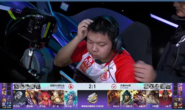 AG对战RW第三局选出发育路老夫子，一诺连续三场选战士英雄