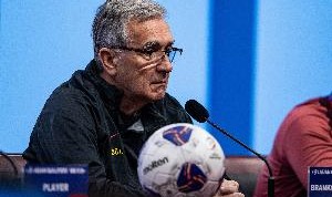 开云体育下载-记者：所有人都知道单后腰被打爆，可是架不住伊万科维奇倔啊