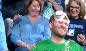 开云体育下载-真的好吗灰熊吉祥物将冰淇淋浇绿军球迷头上 受害小哥笑呵呵