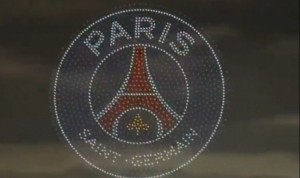 预热世俱杯决赛！无人机灯光秀展示巴黎和切尔西队徽