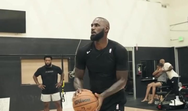 kaiyun-转型投手🏀训练师晒詹姆斯三分接球就投训练 出手流畅连续命中