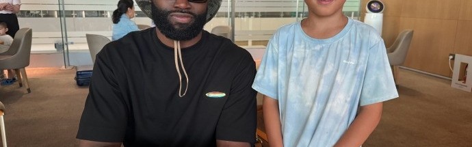 开云-挺巧~杨毅晒图：在首尔转机偶遇杰伦-布朗 杨核桃与其合影