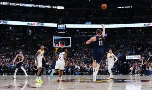 开云官网-真的不在乎数据！约基奇再进后场三分 赛季20中2