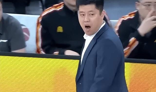 没了李春江山西彻底垮了！进攻毫无战术，内线万人捅，要不换帅？|潘江|贾明儒|比赛|球队|法耶_新浪体育_新浪新闻