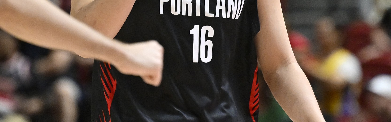 开云体育官网-暖心！杨瀚森赛后双手合十感谢现场球迷