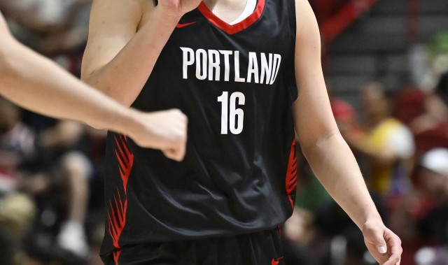 开云体育官网-暖心！杨瀚森赛后双手合十感谢现场球迷